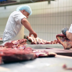 découpe de viande dans un atelier