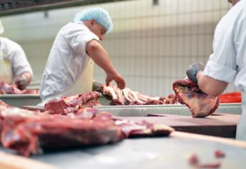 découpe de viande dans un atelier